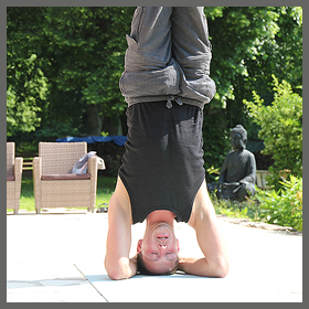 Kopfstand auf der Terasse Ohrbergyoga